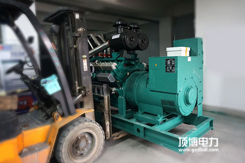 當柴油發電機在運行中異常時,應按急停按鈕停機